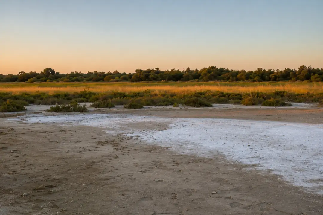 Marais salin au coucher du soleil